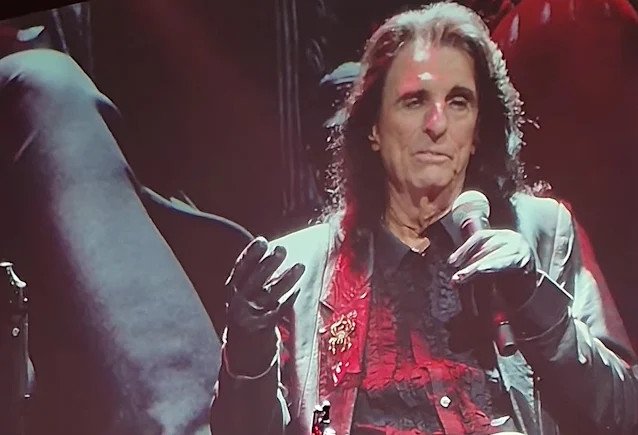 Alice Cooper — Alice Cooper Recounts Life-Altering Crack Addiction in New Memoir